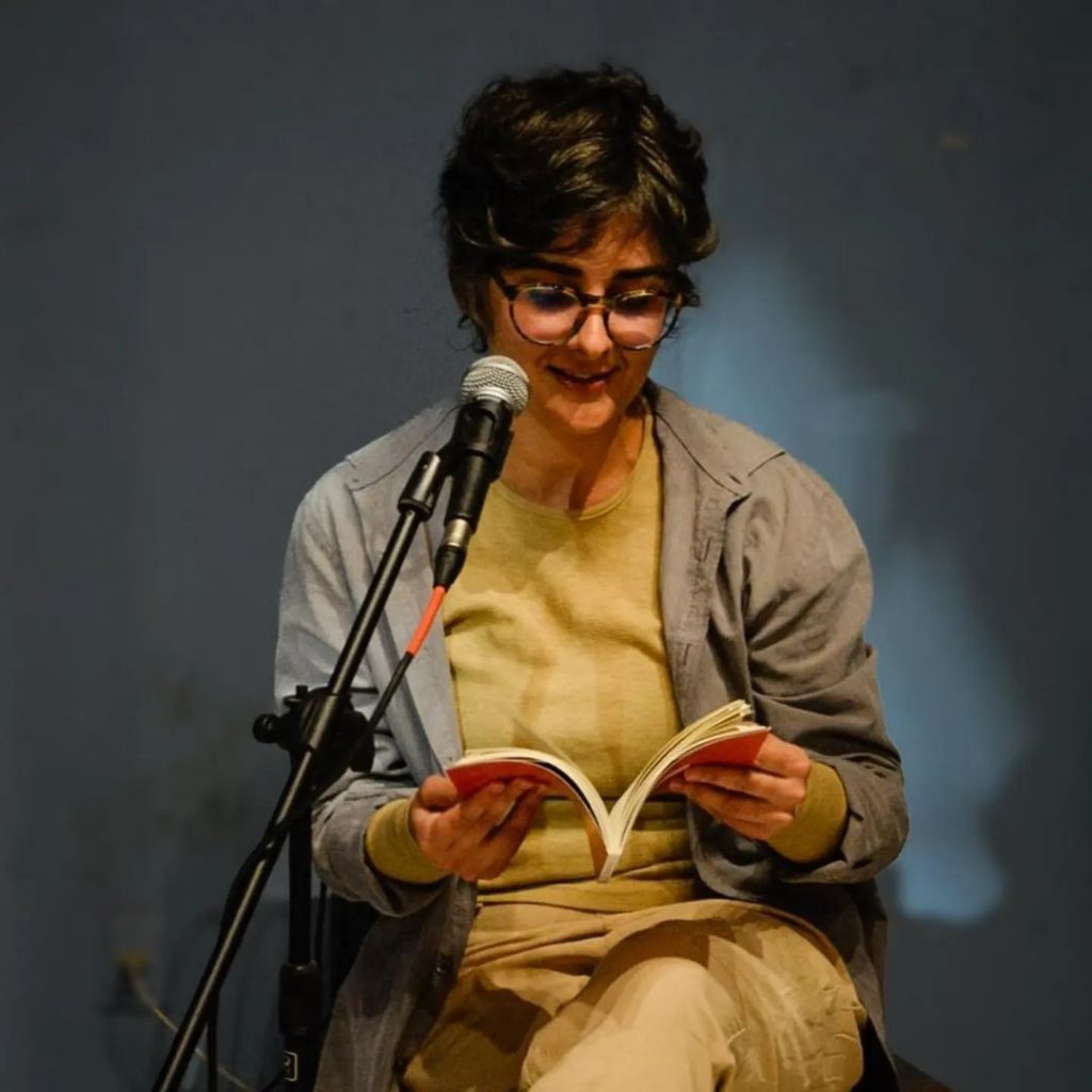 Bruna Mitrano numa noite de leitura para celebrar o Dia da Visibilidade Lésbica, na Livraria Pulsa, no Rio | Foto: Reprodução Instagram